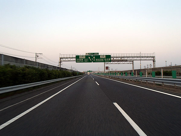 東名高速道路へ